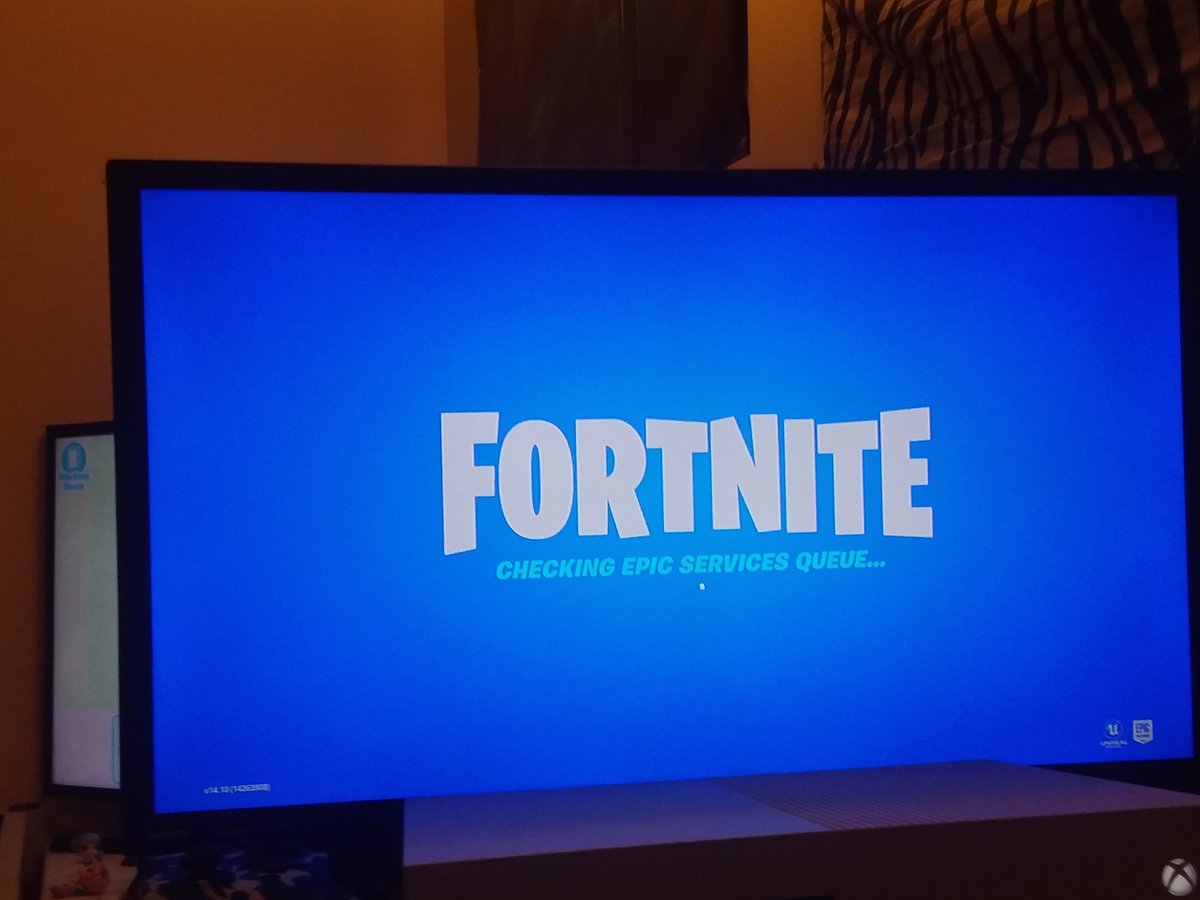 TheAriKb's tweet photo. @FortniteStatus So how come i am stuck on this screen on my xbox https://t.co/zgYH8kCLaE