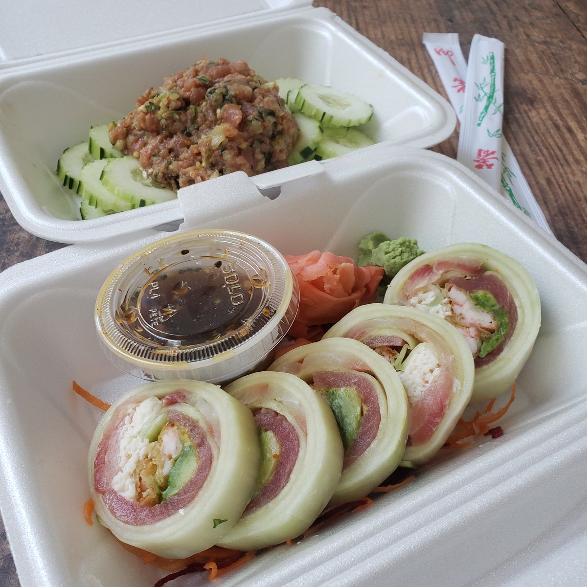 Our first cucumber roll! 🥢 Idk if that's what it's called but it's sushi wrapped with cucumber instead of rice and nori. This is an Erika #1 roll from @RuSansSushi with tuna, red snapper, shrimp tempura, avocado, and crab salad with a side of ponzu. Some tuna tartar also! #keto