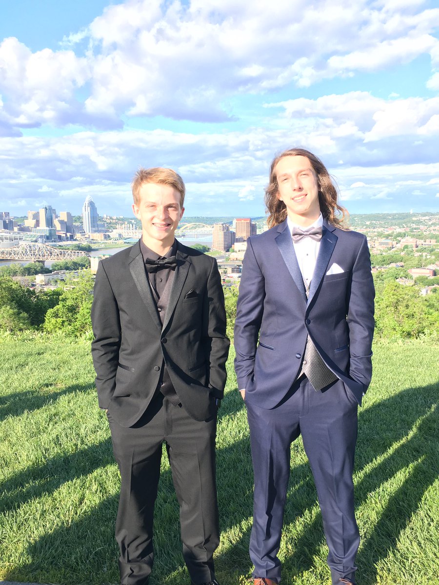 JLindsey03's tweet photo. Happy Birthday man! We will have to hang sometime soon! @Chandler__James https://t.co/7ZexY9EZda