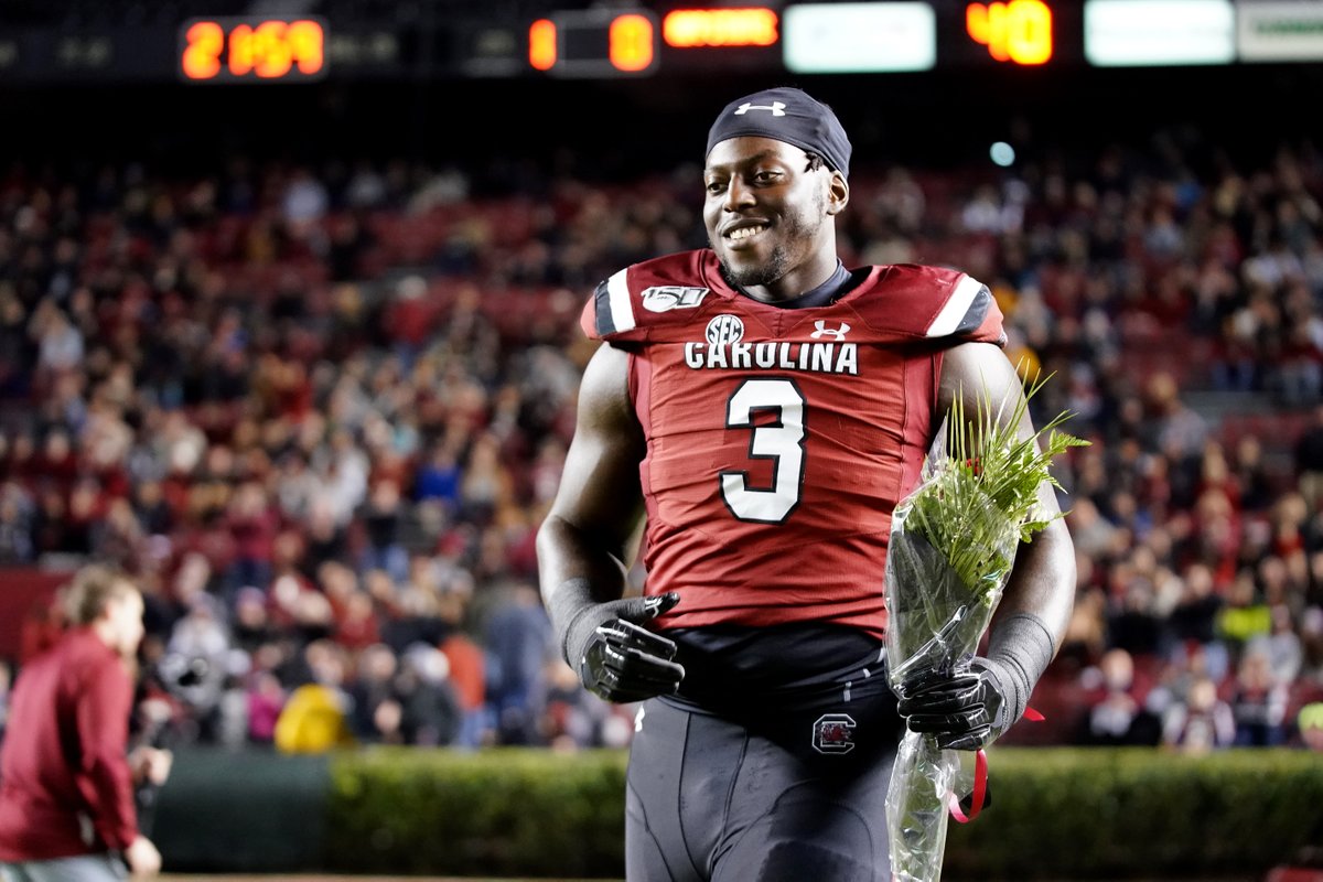 BleacherReport's tweet photo. Javon Kinlaw made his NFL debut yesterday. 

He went from:
▪️ Growing up “pretty much homeless” 
▪️ Riding subways all day for warmth
▪️ Playing at JUCO for food, shelter

To:
▫️ Star at South Carolina
▫️ Top-15 pick
▫️ Using NFL money to build homeless shelters

🙏  @brgridiron https://t.co/0ykEXI1T6x