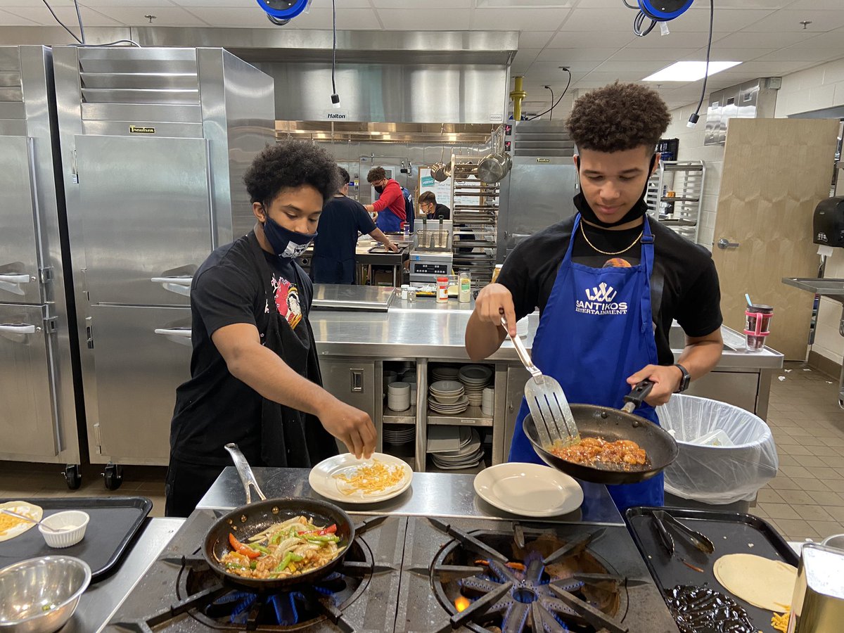 chefTharp's tweet photo. @SamuelClemensHS advanced culinary arts. Cooking method: sauté. Knife cuts: julienne. Result: delicious fresh fajitas! #buffchefs https://t.co/fPuhJ8oXqb