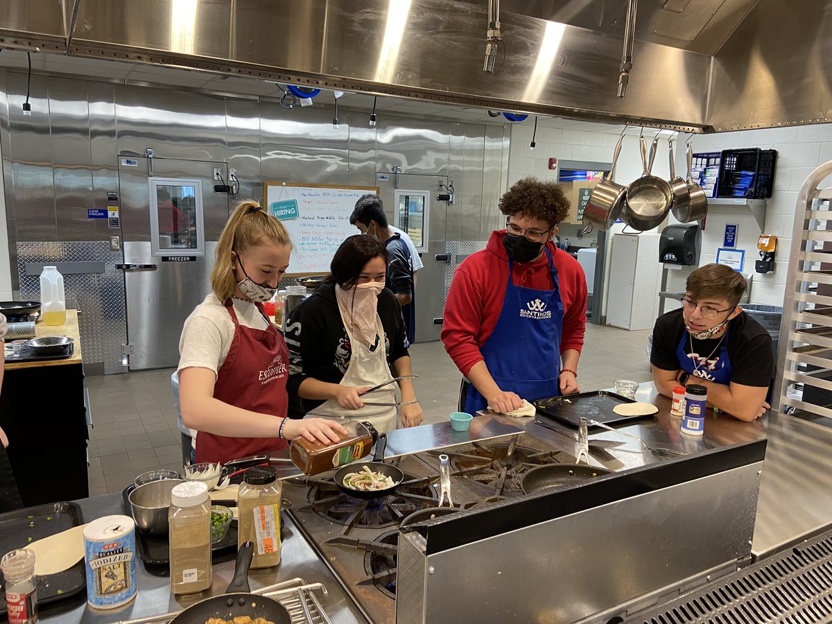 chefTharp's tweet photo. @SamuelClemensHS advanced culinary arts. Cooking method: sauté. Knife cuts: julienne. Result: delicious fresh fajitas! #buffchefs https://t.co/fPuhJ8oXqb