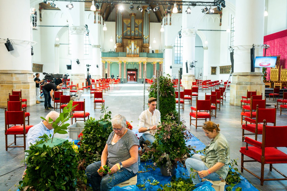 De afgelopen dagen filmden wij voor #Prinsjesdag2020 de opbouw in de Grote Kerk in Den Haag achter de schermen. Kijkt u mee? <a href="/Staten_Generaal/">Staten-Generaal</a> <a href="/2eKamertweets/">Tweede Kamer</a> <a href="/parlement/">Parlement.com</a> <a href="/NOS/">NOS</a> youtu.be/9qnXPULaWzY via <a href="/YouTube/">YouTube</a>