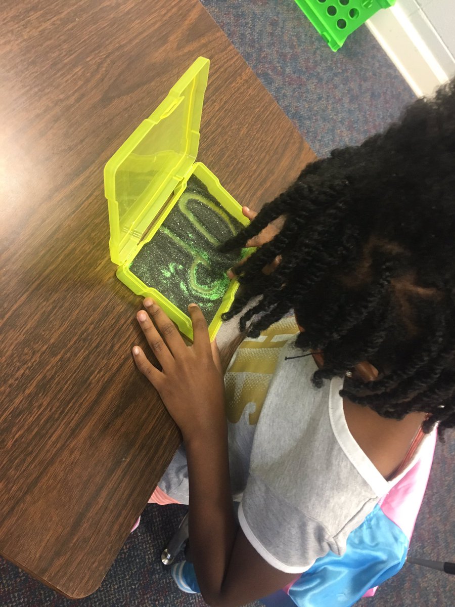 MrsAtleeK's tweet photo. Mrs. Atlee’s A Team had a great multi-sensory Monday learning about the letter Dd! #OrtinGillingham #PhonicsFirst  #wearereaders https://t.co/5YOC8Vrydm