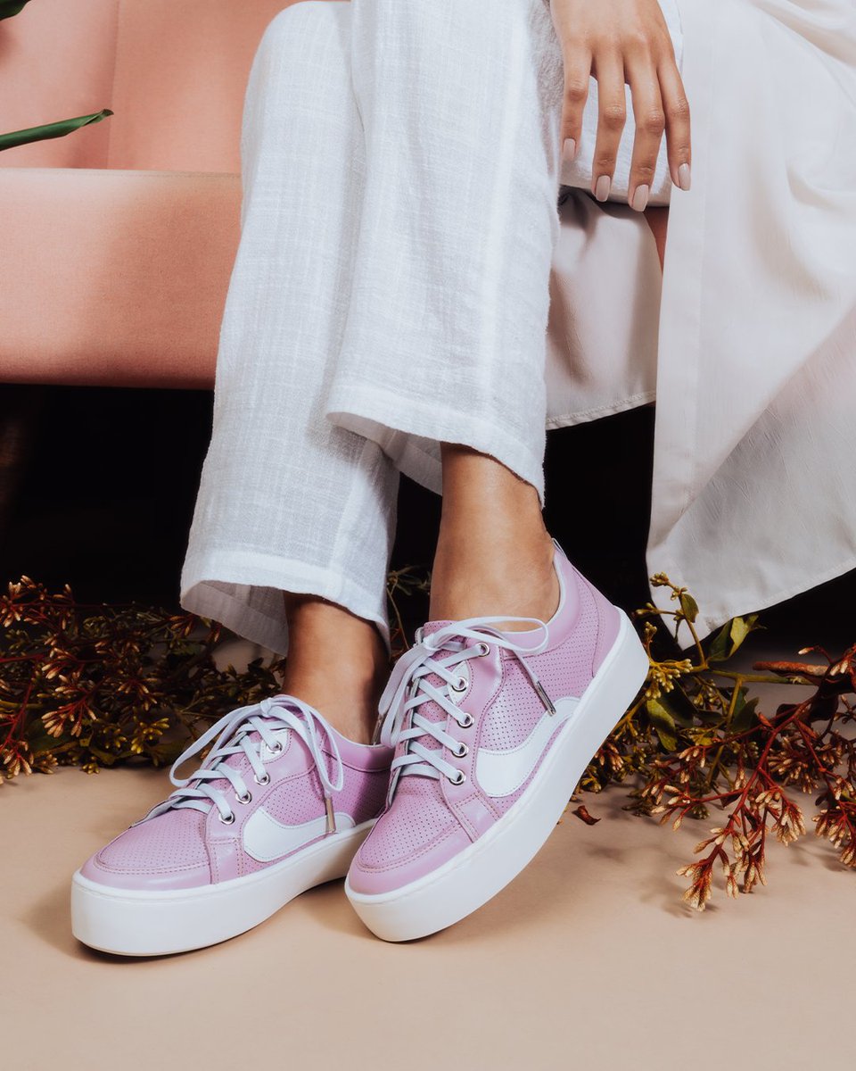 Shoestock's tweet photo. Pra começar a semana muito bem, aposte no tênis comfy, feito em couro com design moderno e uma cor que vai tirar seus looks do tédio.  Ícone da coleção, sim ou com certeza? Garanta o seu no nosso site ou através do app Shoestock. Tênis Comfy Rosa R$249,99  #Shoestock #Primavera https://t.co/Dg4LR3OoW2
