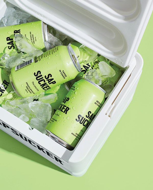 CommArts's tweet photo. CA Winner: @vander_brand created a bold rebrand that helps this carbonated tree water with a literal name stand out on the shelves.
https://t.co/pnbSAAfA73
#CAwinner #design #designannual #typography #packaging #branding #treewater #sapsucker https://t.co/4WdbOkWh8y