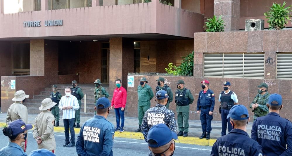 RangelSilva4F's tweet photo. Desplegamos equipos, en unión cívico-militar-policial, para supervisar el cumplimiento estricto de la  #CuarentenaRadicalDisciplinada protegiendo a nuestro pueblo según el esquema 7+7 ordenado por nuestro Pdte. @NicolasMaduro para cortar posibles cadenas de contagio de covid-19. https://t.co/SHhpsqkhy5