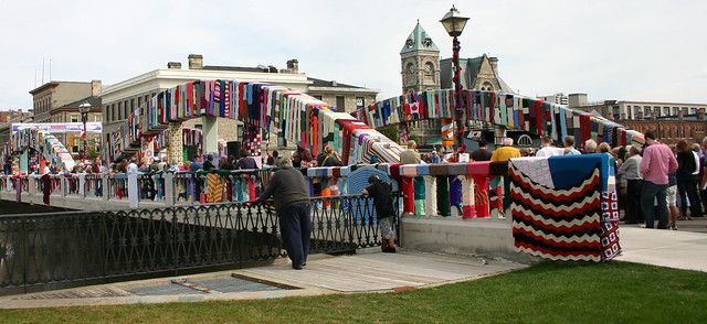 knithacker's tweet image. KNIT CamBRIDGE Project - Sue Sturdy Yarn Bombed a Bridge! 👉 buff.ly/2BUctla #knit #knitting #handmade #diy #yarnbomb #streetart #communityart