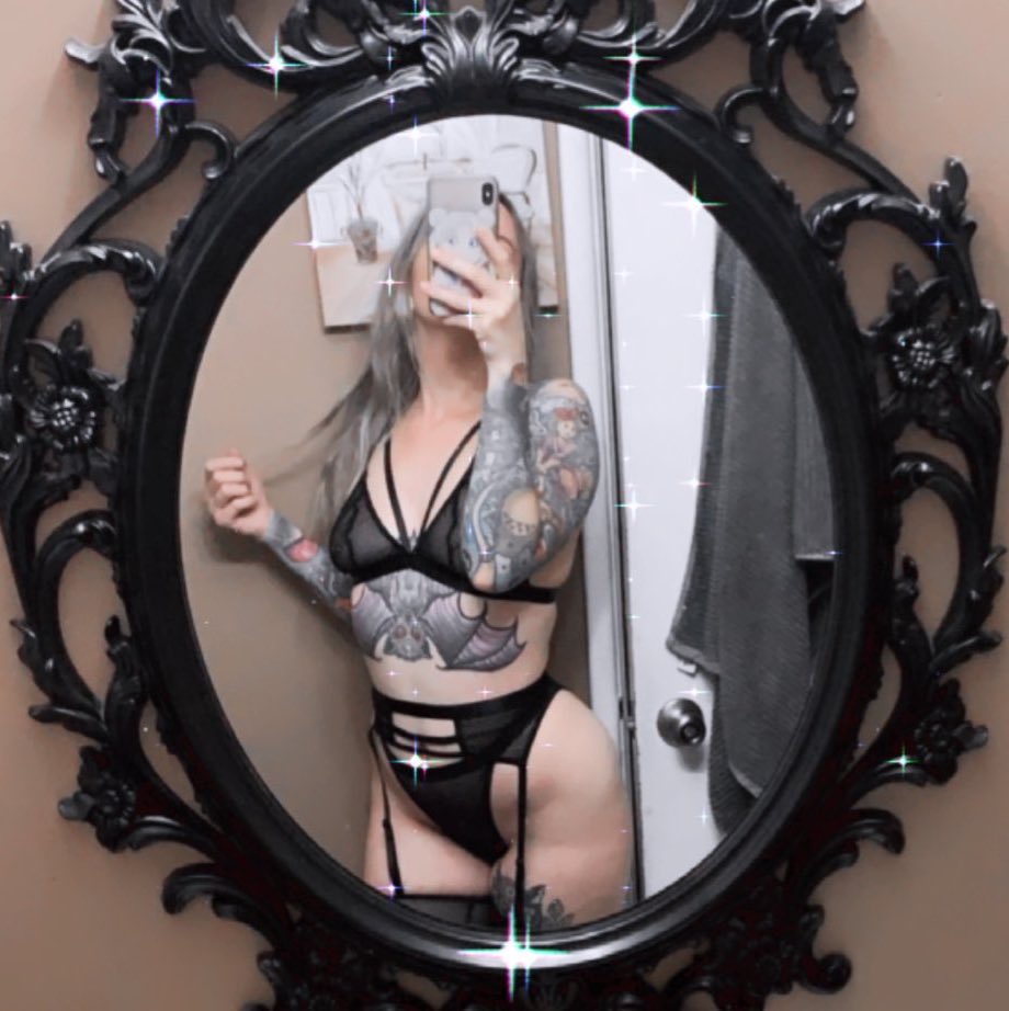 gothmami_'s tweet photo. 🖤 front or back? 🖤 https://t.co/AQYjuZnAk0