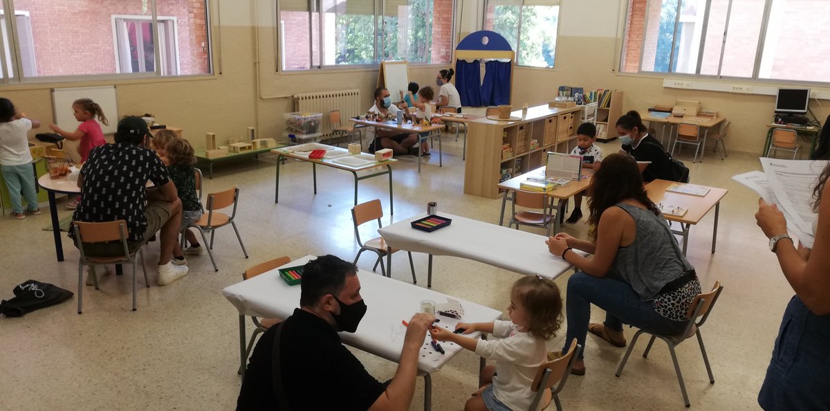 EscolaGayarre's tweet photo. Avui ha començat un curs diferent on alumnat, famílies i docents haurem d'acompanyar-nos i aprendre plegats. A Gayarre no han faltat ni els somriures ni l'estima. Gràcies a tota la comunitat educativa per fer tan fàcil i emocionant un inici tan peculiar. Demà més i millor. 😉 https://t.co/GMn16RM0g6