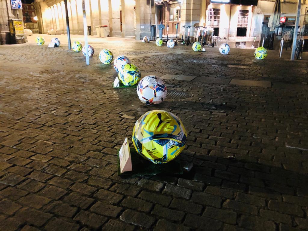 PedroMayo25's tweet photo. 😊 Decoran algunos bolardos en Madrid con los balones de La Liga.
😅 La gente les da patadas sin comprobar si son balones reales o no y se destroza el pie
😂 El ayuntamiento borra la decoración
--
A Darwin no le gusta esto https://t.co/0wxixnJHUo