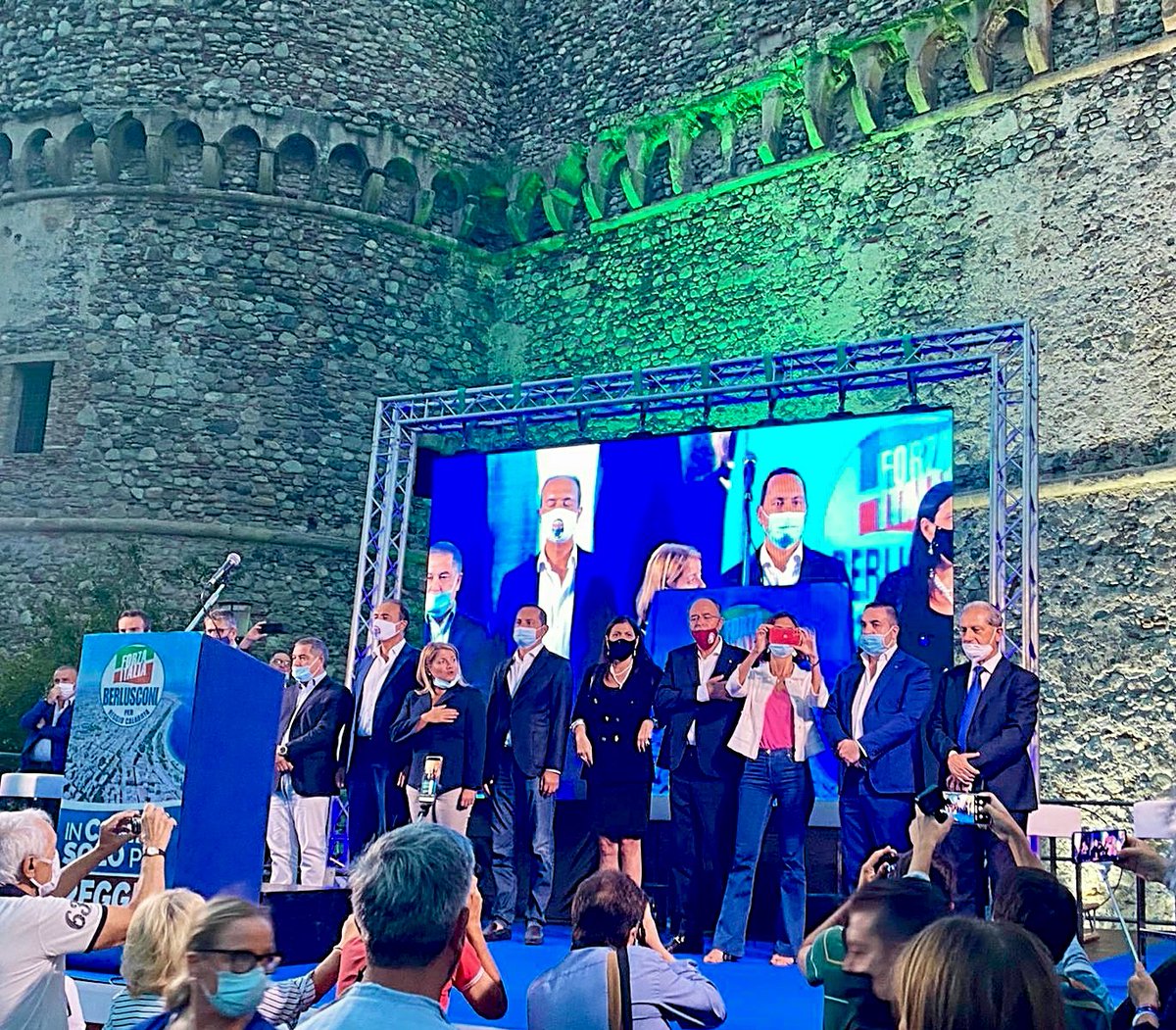 tripodimaria's tweet photo. Da un’#Entusiasmante e #Gremita 📍#PiazzaCastello parte la riscossa di #ReggioCalabria! @forza_italia sarà all’altezza della sfida e #protagonista per la #Vittoria di #NinoMinicuciSindaco!
#CentrodestraUnito🇮🇹
#MinicuciSindacoDelFare! https://t.co/QkypqnMxrI