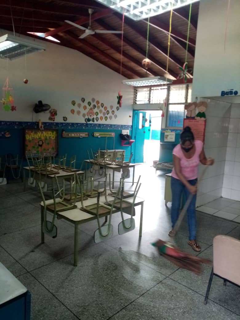 Urena23F's tweet photo. Jornada de limpieza @maestro_rodrig #EstaEsMiEscuela #VenezuelaClasesADistancia @MPPEDUCACION @ZonaEducTachira @charlychaves @supervisionZET1 @divceup @AndersonORomero @EmperatrizP_77 @RosangelaOrozco @JorgePerezVZLA @Crazet2011 https://t.co/8zEkIUzPq9