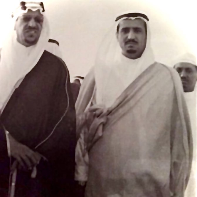 صورة نادره لخادم الحرمين الشريفين الملك سلمان  وأخيه الملك سعود رحمه الله