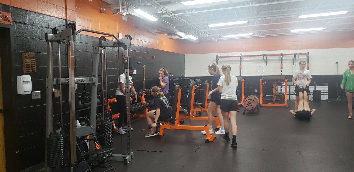 CreekGBB's tweet photo. Day 2  of weights 💪🏋️‍♀️ &amp; 🏃‍♀️👟 conditioning with @EU_beavercreek 

#gettingstrongertogether https://t.co/jNUxJufcou