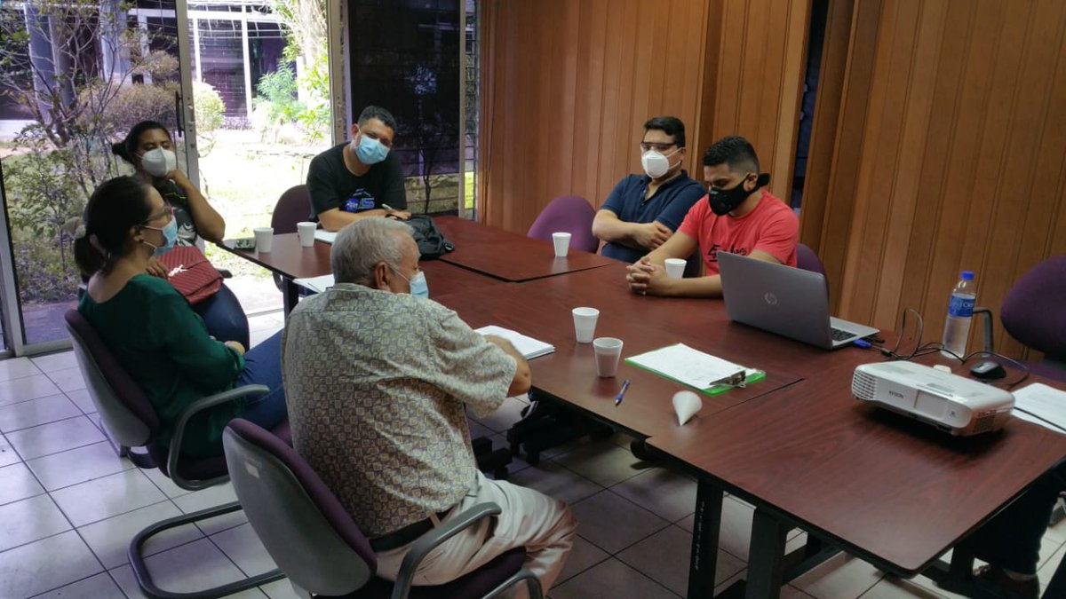 BecariosY's tweet photo. Representantes de be arios este dia en reunion en el instituto hablando conel Presidente de la junta Directiva del instituto Marcelp Cruz https://t.co/khANcl9ITD