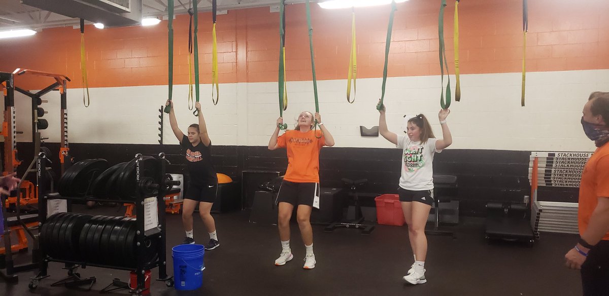 CreekGBB's tweet photo. Day 2  of weights 💪🏋️‍♀️ &amp; 🏃‍♀️👟 conditioning with @EU_beavercreek 

#gettingstrongertogether https://t.co/jNUxJufcou