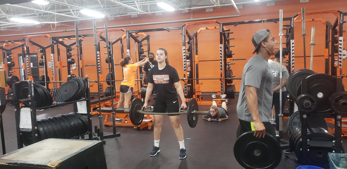 CreekGBB's tweet photo. Day 2  of weights 💪🏋️‍♀️ &amp; 🏃‍♀️👟 conditioning with @EU_beavercreek 

#gettingstrongertogether https://t.co/jNUxJufcou