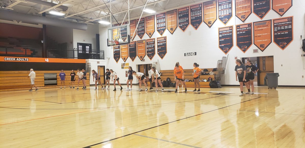 CreekGBB's tweet photo. Day 2  of weights 💪🏋️‍♀️ &amp; 🏃‍♀️👟 conditioning with @EU_beavercreek 

#gettingstrongertogether https://t.co/jNUxJufcou