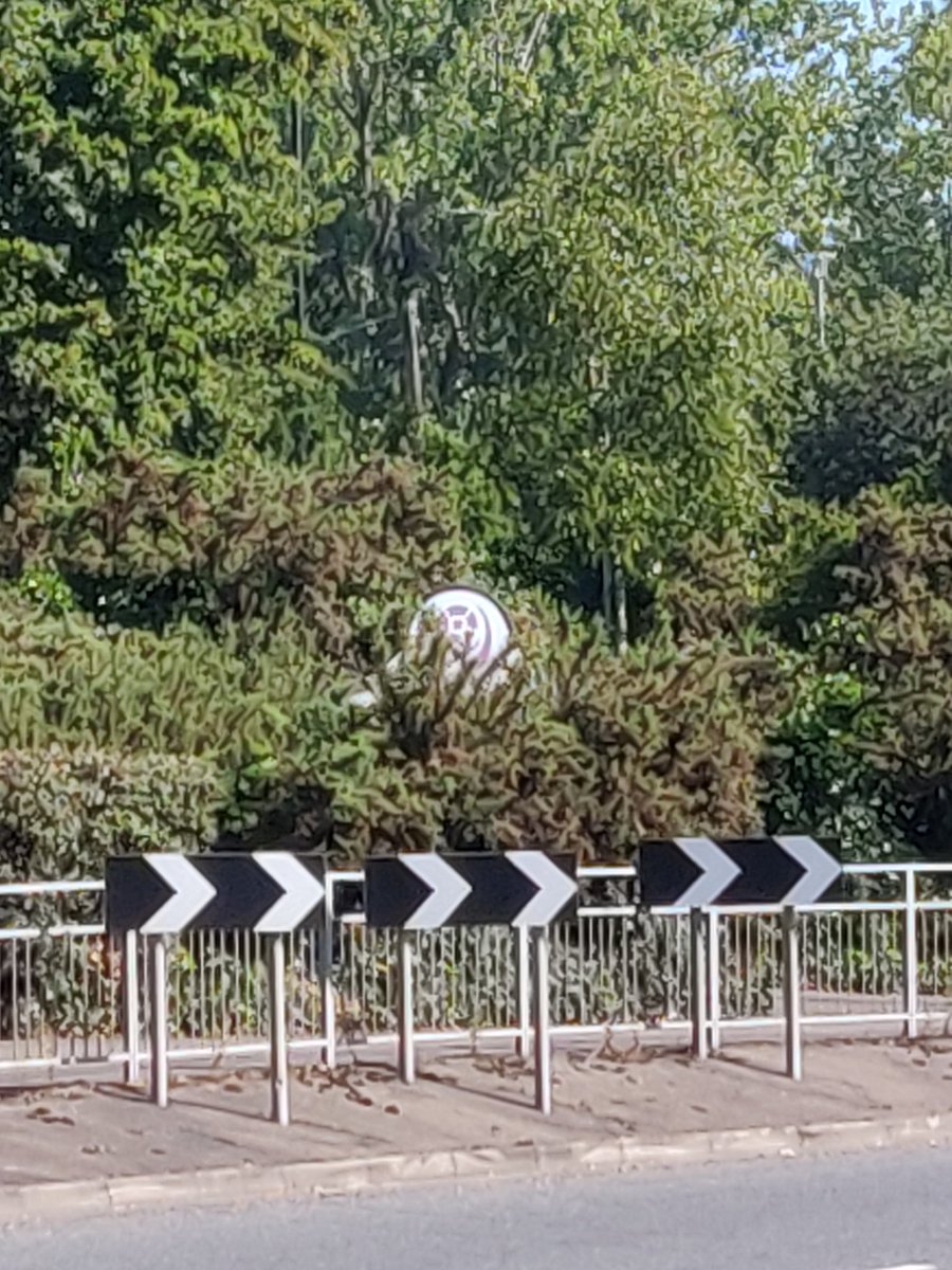 #Myland once again welcomes careful drivers!

Our #EyesAndEars team <a href="/ColCivicSociety/">Colchester Civic Society</a> recently flagged to #Colchester  Council that overgrown  shrubbery was seriously hiding the local boundary sign at North Station Roundabout.

Great that it's now been #SeenReportedSorted.