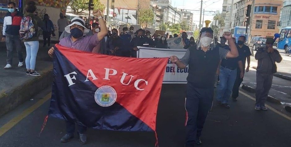 MOVILIZACIONES EN CONTRA DEL RECORTE PRESUPUESTARIO.
Con la frente erguida, docentes, trabajadores y estudiantes de <a href="/lacentralec/">Universidad Central del Ecuador</a> se movilizan en contra del #RecortePresupuestario. Estas medidas injustas implican una reducción del personal y de servicios universitarios.
<a href="/fapuc2015/">FAPUC</a>