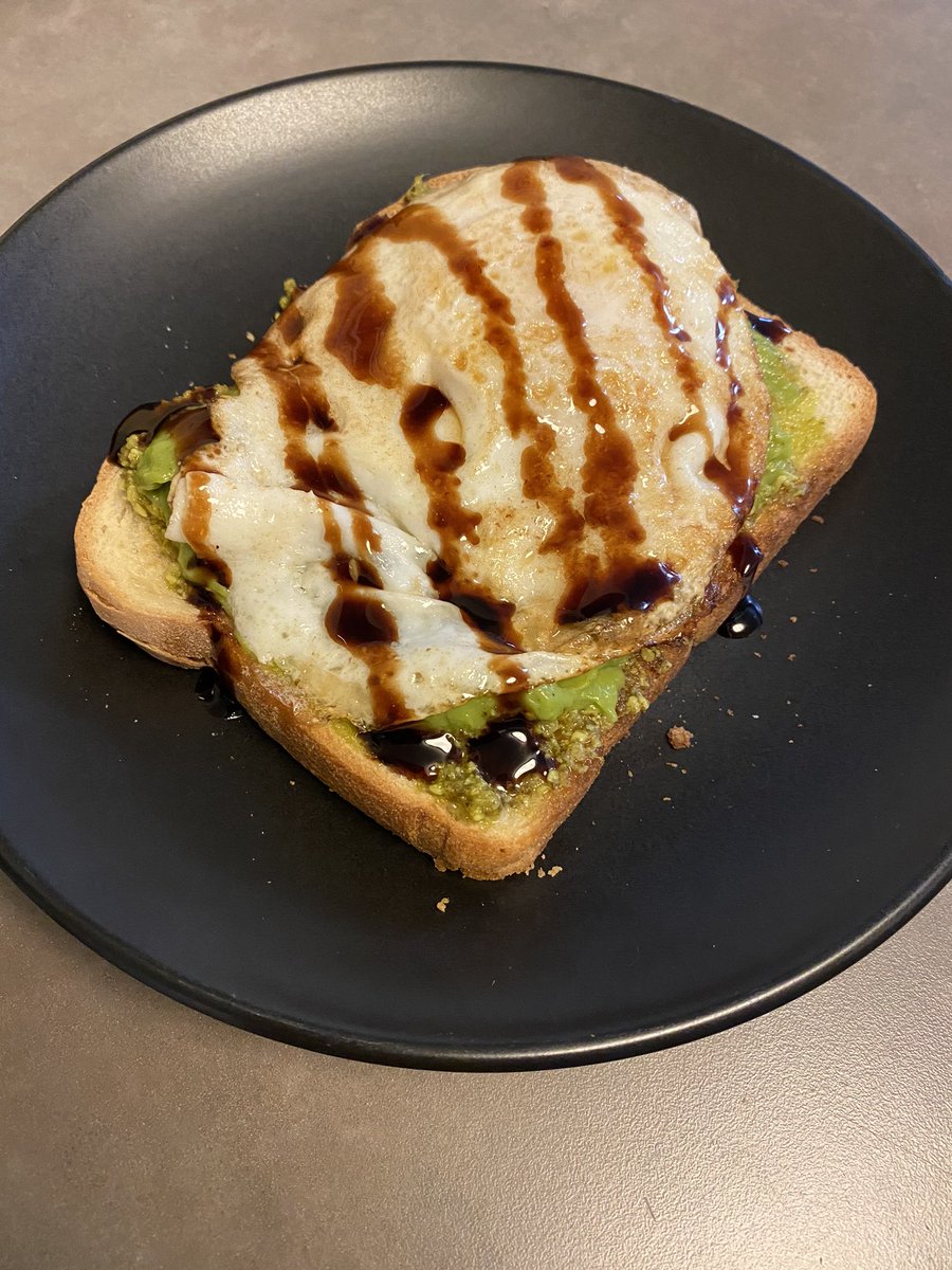 jess_hess's tweet photo. @997now Pesto avocado toast with a balsamic glaze https://t.co/ERhzo2gi6y