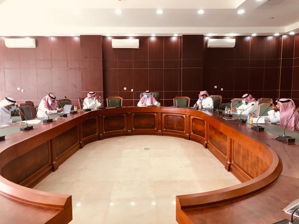 ١- 
عقد المجلس البلدي صباح اليوم جلسته الدورية بمقر المجلس البلدي بحضور أعضاء المجلس وتم مناقشة المواضيع المدرجة في جدول الأعمال :
١- مناقشة خطط البلدية للمشاريع والخدمات .
٢ - مناقشة أعمال صيانة الإنارة .
٣- مناقشة مشاريع السفلتة بمركز الموسم والقرى التابعة .