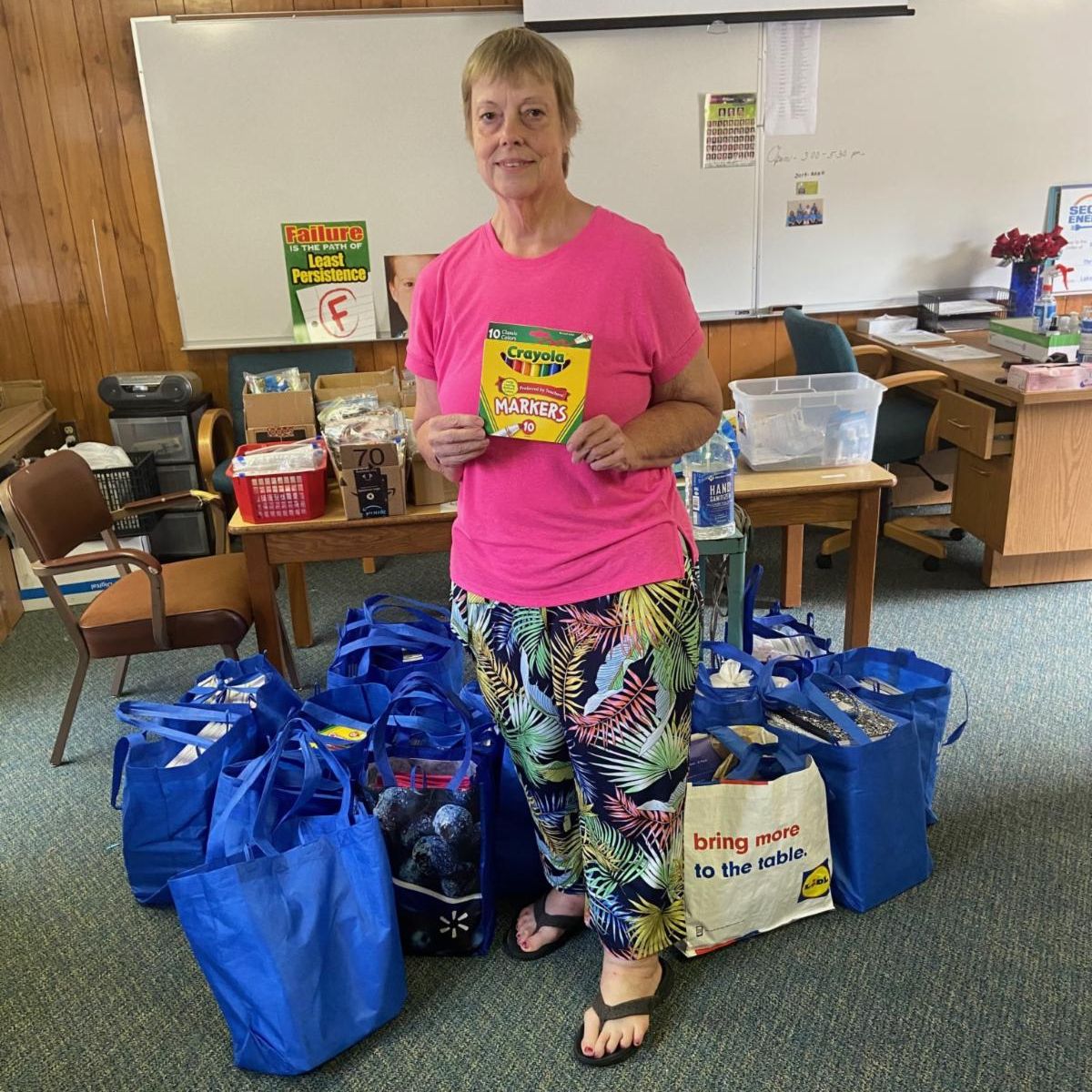 edfoundationLC's tweet photo. Generous donors from other states support @LakeSchools! Karen Ford, a retired school teacher from Georgia, is here visiting family and she stopped by with school supplies for our Apple-Marts. #supportourschools #supportourteachers #schoolsupplies #toolsforlearning https://t.co/9NibJEG3ho