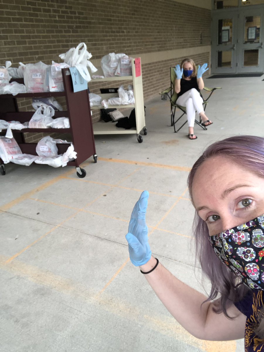 EasleyYr's tweet photo. We’re here! Curbside checkout officially begins right now at Easley. Check your destiny account and pick up your books between now and 6:30. #EasleyReads https://t.co/Bg0BXGhc0w