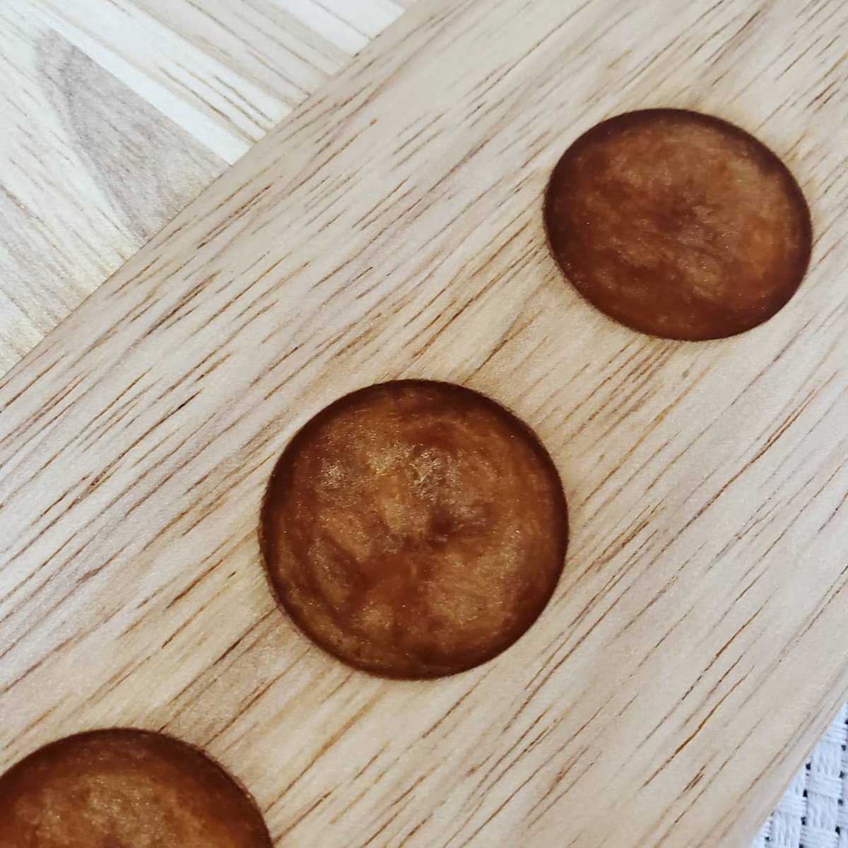 defiantartsco's tweet image. Giant copper epoxy inlay breadboard.

#woodshop #woodworking #woodworkersofinstagram #woodworker #woodart #woodworkingshop #cabinetmaker #carpenter #woodcraft #diy #maker #furnituremaker #craftsman #epoxyart #resinart #epoxy #resin  #mainewoodworker #mainelife #mainely