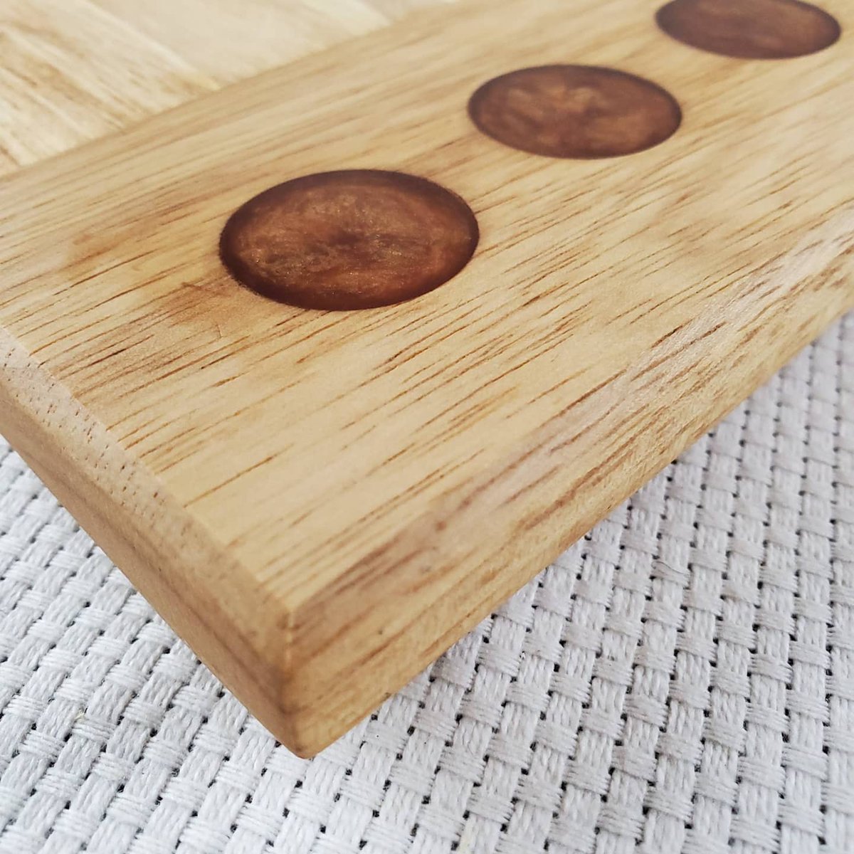 defiantartsco's tweet image. Giant copper epoxy inlay breadboard.

#woodshop #woodworking #woodworkersofinstagram #woodworker #woodart #woodworkingshop #cabinetmaker #carpenter #woodcraft #diy #maker #furnituremaker #craftsman #epoxyart #resinart #epoxy #resin  #mainewoodworker #mainelife #mainely