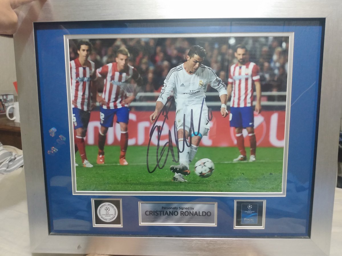 germain_puente's tweet photo. El día que me gané un cuadro autografiado por el mismísimo @Cristiano gracias a un concurso de dibujo hace dos años, con un dibujo realizado en el 2016. 
Aún no me la creo que lo tenga. https://t.co/0qdBO7mzsX