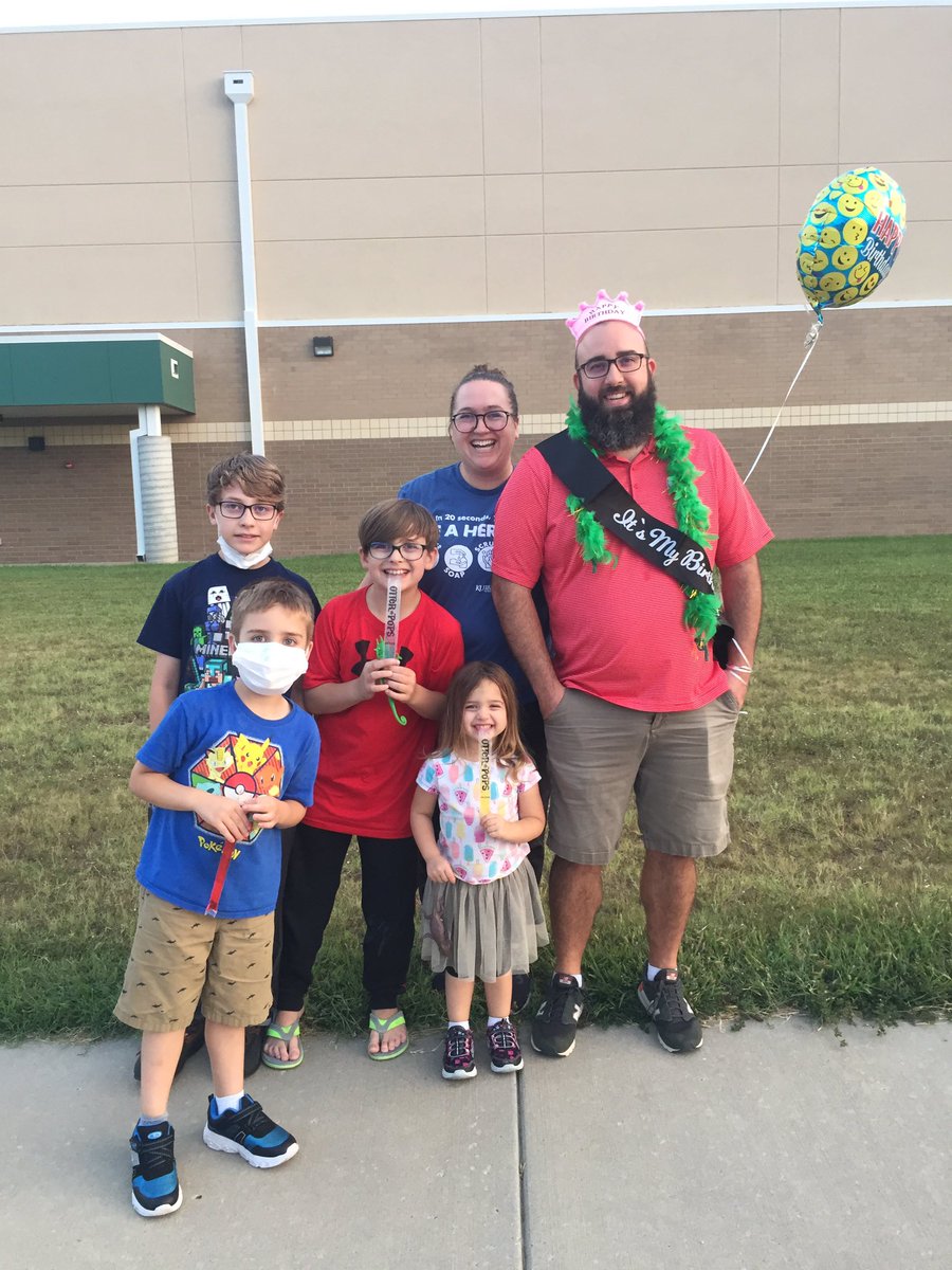 CMAComets's tweet photo. How do you open house when you can’t open the house?  Drive through style of course!  Thanks to all of our families for coming and seeing their teachers!  CMA PTO even handed out popsicles!!  It was a beautiful evening and so fun to see our kiddos! https://t.co/07lFLjIfik