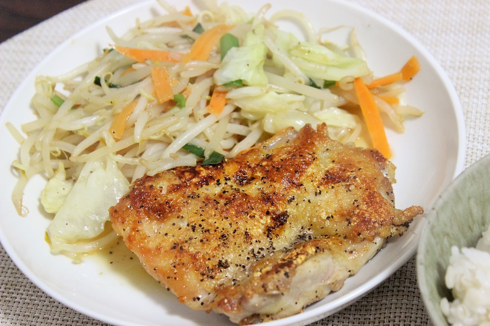 【 #お昼ごはん 】

・チキンステーキ（塩コショウ）
・野菜炒め（塩コショウ、にんにく、生姜、醤油）
・もち麦入りごはん

チキンステーキは弱火で数十分かけて皮目からじっくり！
余分な脂が抜けてカリッとおいしく仕上がります( ´ ▽ ` )ﾉ

#飯テロ　#料理好きな人と繋がりたい