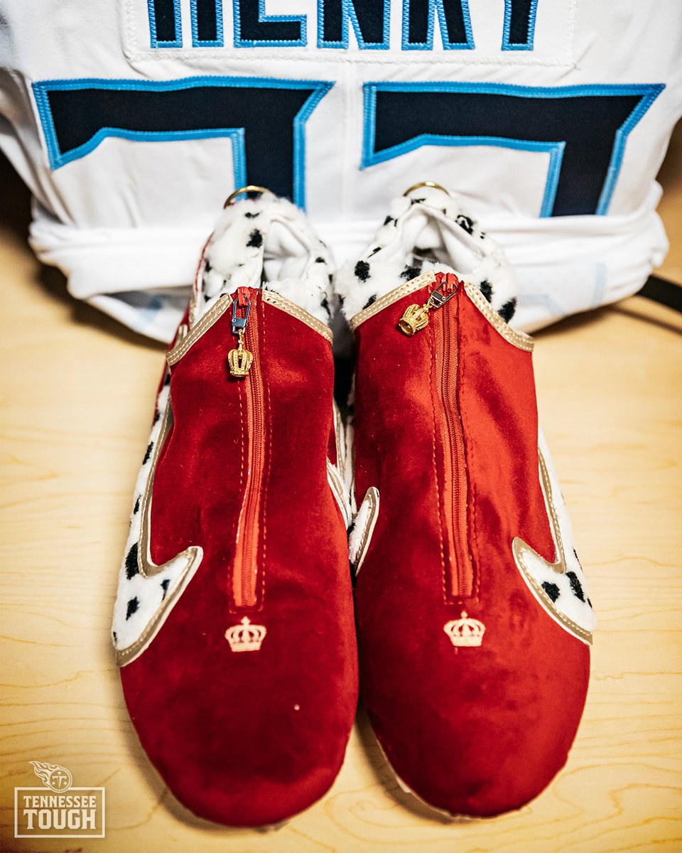 Titans's tweet photo. Cleats for a King 👑 #TENvsDEN https://t.co/VpsZx5l1yN