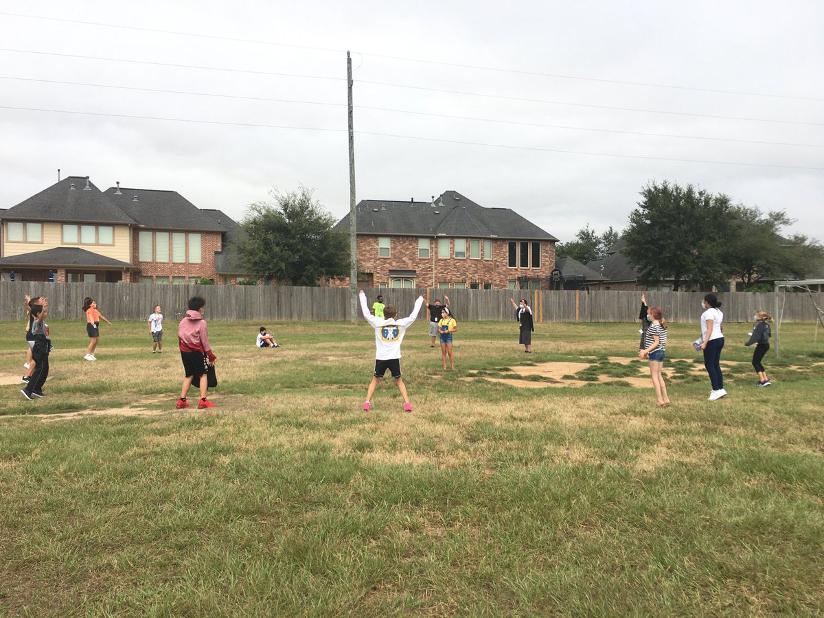Our students are having fun and maintaining social distancing at recess; Statue, and Red Light, Green Light are some of their favorites. #twehowl ⁦<a href="/TWEHowl/">Tom Wilson Elementary</a>⁩