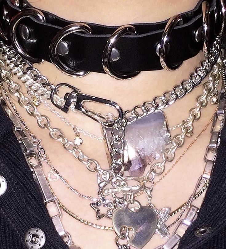 bookpadbitches's tweet photo. 3. ACCESORIOS
LO MÁS IMPORTANTE. Las cadenas son lo más importante del vestuario, esas las puedes conseguir en supermercados o correas para perros. Usa cinturones gruesos con hebillas, con cadenas colgadas o candados. Incluso puedes hacer aretes impares y clips. Depende de ti https://t.co/laFA5LSv7n