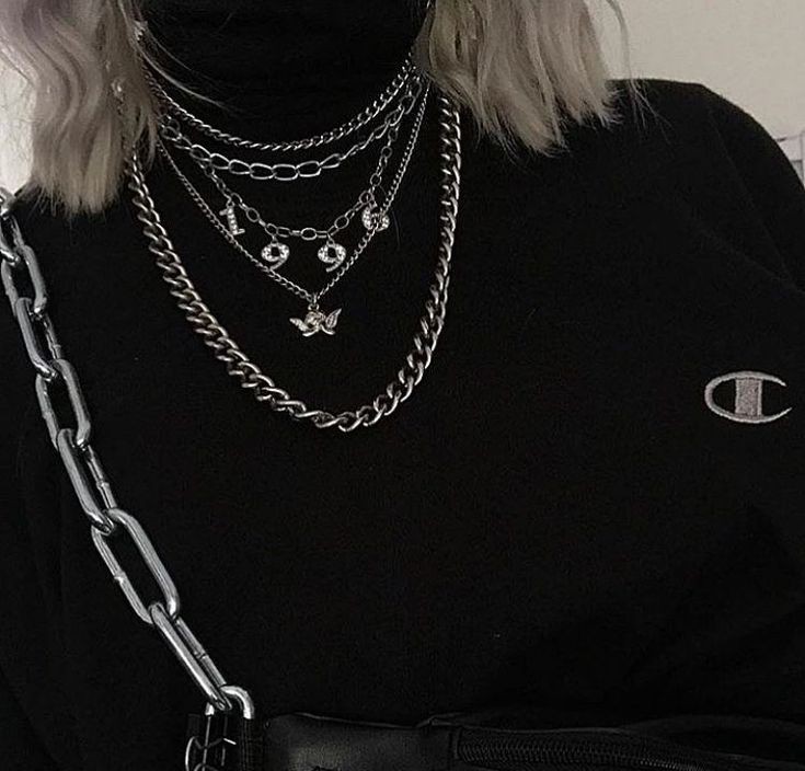 bookpadbitches's tweet photo. 3. ACCESORIOS
LO MÁS IMPORTANTE. Las cadenas son lo más importante del vestuario, esas las puedes conseguir en supermercados o correas para perros. Usa cinturones gruesos con hebillas, con cadenas colgadas o candados. Incluso puedes hacer aretes impares y clips. Depende de ti https://t.co/laFA5LSv7n
