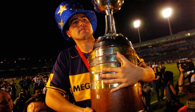 DavooXeneizeJRR's tweet photo. Nunca es mal momento para recordar que Riquelme en 2007 volvió a Boca (a préstamo por 4 meses) y ganó su tercera Copa Libertadores haciendo dos golazos en octavos, uno en cuartos, uno en semis y tres en la final. El más grande de todos. https://t.co/H1s62oySu0