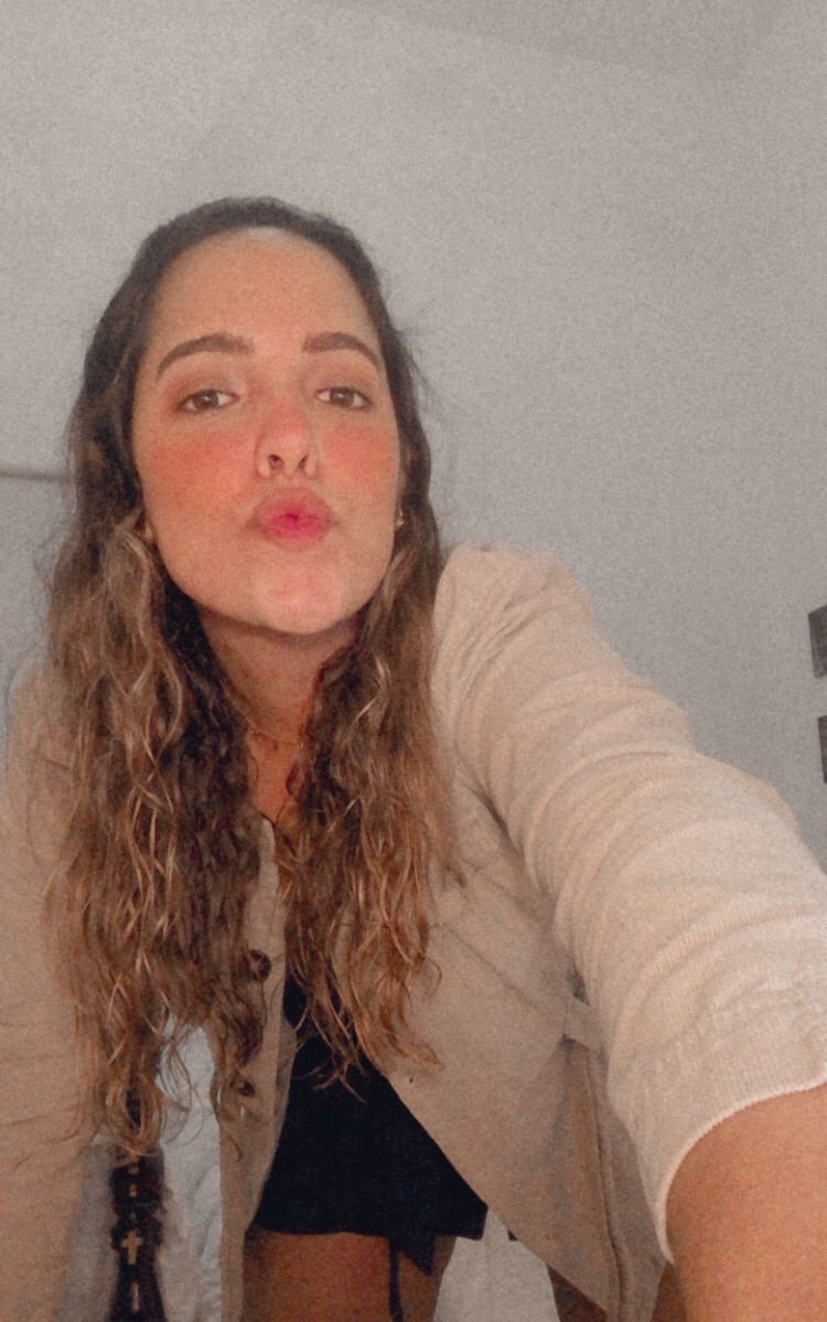 fabiolaverasr's tweet photo. Got the maid of honor award.😗✌🏼 #doneee #alfin #7despedidas https://t.co/o1WEhQl7lm
