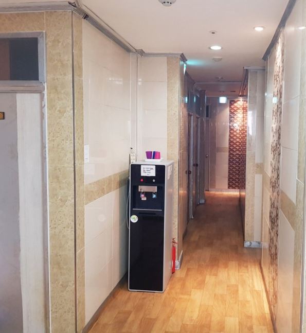#고시텔 #원룸 #투룸 (1~2인실)

★송파나루역 1분거리
(송파동 백제고분로 420)

•밥/김치/침구류/생필품제공
•TV.와이파이 기본가전 
•교통좋고 공기.전망 좋은곳
•새단장깨끗 / 월 18~35만
★이벤트선착5명 첫달은7만
 
#석촌고시텔 ☎02-420-1056