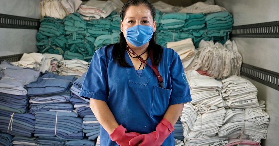 Pajaropolitico's tweet photo. Desinfectan, recogen material infeccioso, lavan miles de sábanas y batas. Los trabajadores de limpieza se juegan la vida en los hospitales COVID, sin importarles que su esfuerzo pase desapercibido. https://t.co/Kz5CJAeLUx https://t.co/FEll7AGVL1
