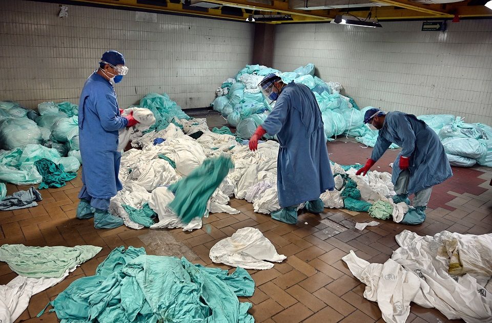 Pajaropolitico's tweet photo. Desinfectan, recogen material infeccioso, lavan miles de sábanas y batas. Los trabajadores de limpieza se juegan la vida en los hospitales COVID, sin importarles que su esfuerzo pase desapercibido. https://t.co/Kz5CJAeLUx https://t.co/FEll7AGVL1