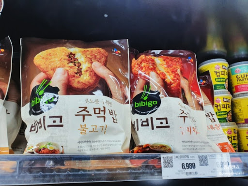 windsisle's tweet photo. 여러분 제가 엊그제 이마트 갔다가 비비고 주먹밥이란 게 있어서 김치치즈맛으로 한봉지 사왔는데요... 이거 너무 맛있습니다. 렌지에 2~3분, 에어프라이어에 15분 냉동상태 그대로 돌리면 끝. 꼭 드셔보세요. 한봉지에 5개 들었음. https://t.co/jGBKGVecI3