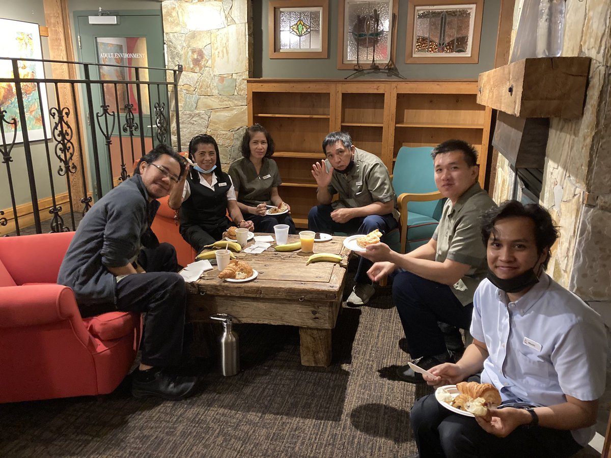 JeromeBoye1's tweet photo. We started off Housekeeping Week with some breakfast for our team! @embarcresorts @diamondresorts #whistler #DiamondResorts #LifeAtDiamond #housekeepingweek https://t.co/gpjczgZfCT