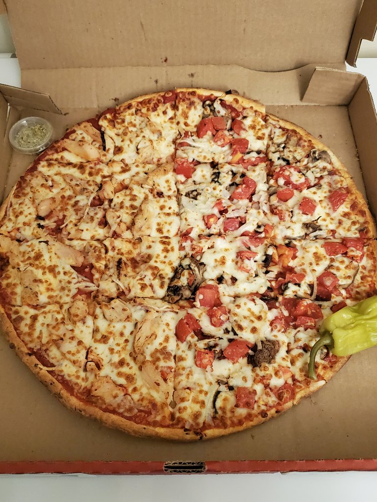 Shanyousaf6's tweet photo. Finally had @PapaJohns Pizza for the first time. It was pretty good.
Thank you Asim Bajwa ;)
#ThinCrest https://t.co/3u4dNIRqtU
