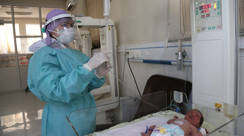 UNFPAAsiaPac's tweet photo. #COVID19 has taken a serious toll on #Afghanistan.
But midwife Sajia Mansoory remains undeterred.
“It’s my commitment to not leave those who need my support.”
Sajia is a true #HumansofICPD 💛 💜 💙
#MidwivesSaveLives
👉 https://t.co/nsLyyVs1nv https://t.co/GYNzQeSQwW