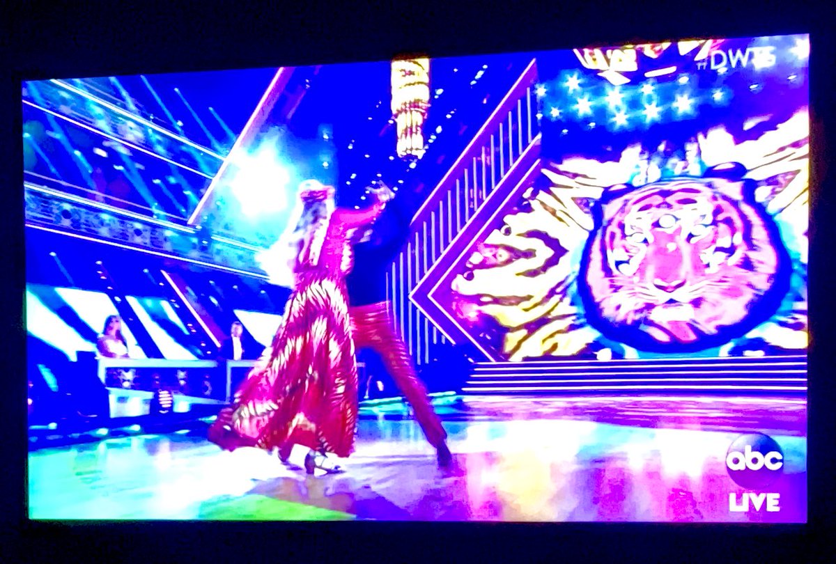 ChristenDarst's tweet photo. Well this did not disappoint. Carole killed that dance like... well, you know. #EyeOfTheTiger 🐯 https://t.co/sncCOyhTDu