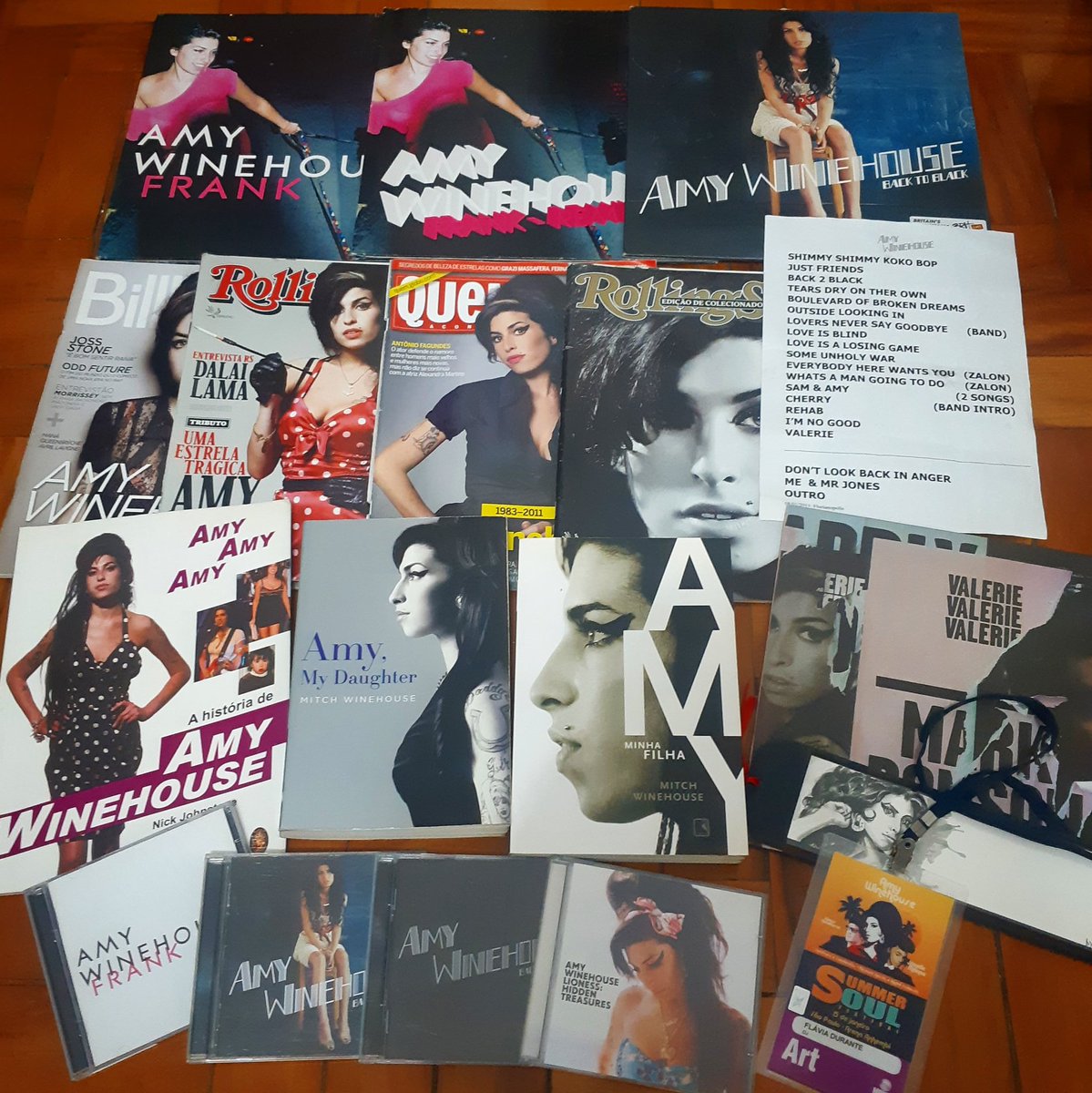 flaviadurante's tweet photo. 37 anos de Amy Winehouse hoje. Minha coleção é pequena mas o amor é gigante! ❤ #amy37
@amywinehouse https://t.co/5vOLFczQ3n