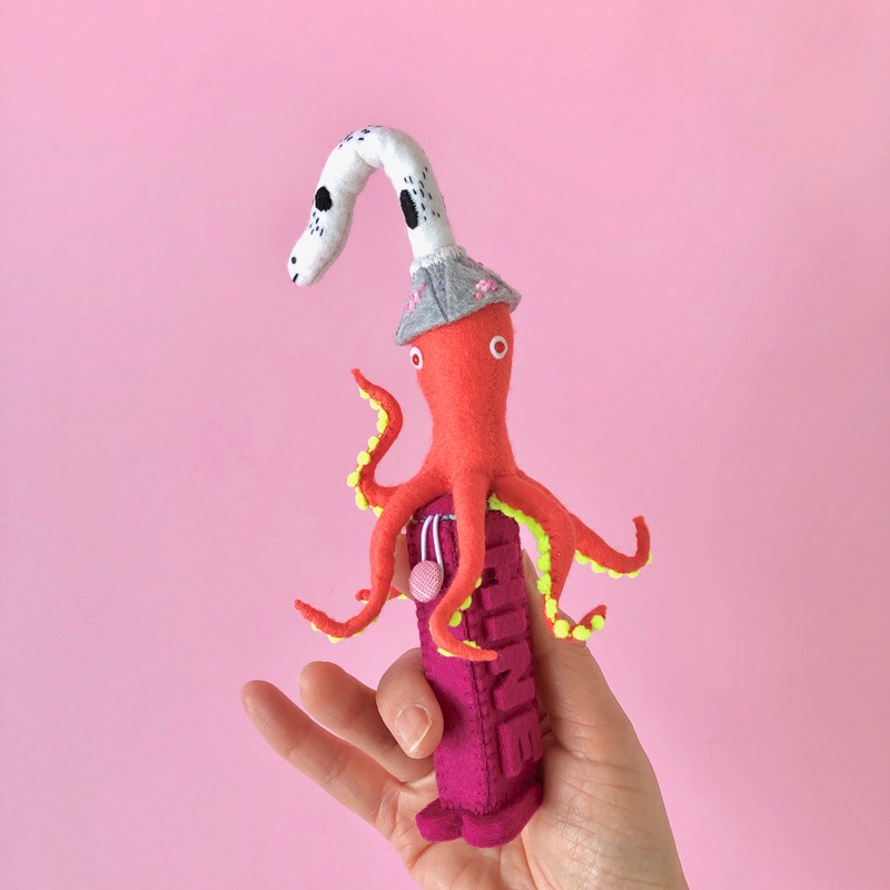 hine_art's tweet photo. Octopus and his precious pet, garden eel. 
#hinemizushima #art #felt #octopus #hinez #gardeneel #softsculpture #craft #pez https://t.co/62KPJTY8Ji